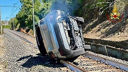Auto finisce sui binari della linea Palermo-Messina: traffico ferroviario interrotto