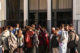 Dress code a scuola: vietati abiti succinti e outfit eccentrici