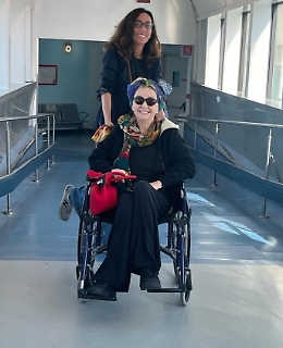 Enrica Bonaccorti in sedia a rotelle rivela i motivi della sua assenza da social e tv: «Mi scuso con tutti»