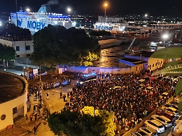 Tensioni a Palermo, gli attivisti bloccano il porto e la circolazione. Scontri con la polizia