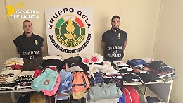 Blitz della Guardia di Finanza a Gela: sequestrati oltre 400 capi di noti marchi contraffatti, un denunciato