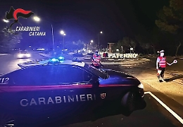 Fuga notturna con targa clonata: 32enne di Paternò denunciato dopo un inseguimento