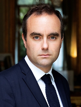 Sébastien Lecornu si dimette e la Borsa di Parigi crolla: Cac 40 -1,75% e spread negativo con l'Italia