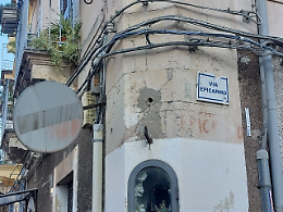 Catania, via Consolazione angolo via Epicarmo: servirebbe un aggiornamento delle targhe toponomastiche