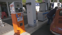 Furti in serie nella notte nel  Catanese in tre distributori di carburante: ladri usano flex a batteria