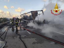 Un altro camion in fiamme sulla Palermo-Catania, autostrada chiusa per due ore