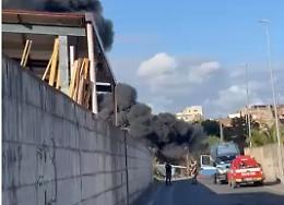 Catania, vasto incendio a San Giuseppe La Rena: sul posto vigili del fuoco e polizia