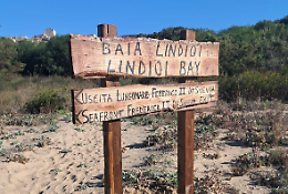 La barbarie della noia: cartelli bruciati sul Lungomare, i volontari di "Gela che cambia" non si arrendono