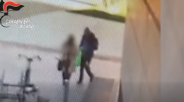 Accoltellata a Milano,  l'aggressore in un video mentre colpisce la donna