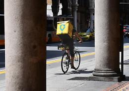 I rider simbolo della nuova precarietà urbana: scendono in piazza per rivendicare i diritti 