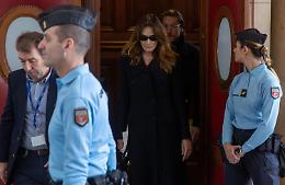 Sarkozy, chiesta la scarcerazione. L'ex presidente francese: «La galera è molto dura»