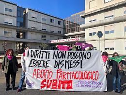 Protesta davanti all'ospedale di Acireale contro la sospensione dell'aborto farmacologico