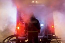 Paura a Roma: in fiamme edificio abbandonato, dentro c'erano decine di persone, un ferito grave