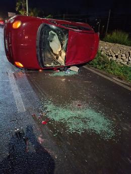 Vittoria, sbanda con la Fiat 500 e si ribalta: ferita una giovane donna