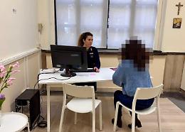 Bloccato dalla polizia mentre aggrediva l'ex compagna in strada: arrestato