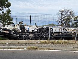 Fiamme in un'azienda di rimessaggio barche: 11 imbarcazioni danneggiate