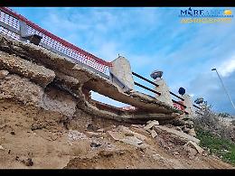 Agrigento, l'ultima mareggiata si porta via la pista ciclabile e ora si  teme per la strada di San Leone