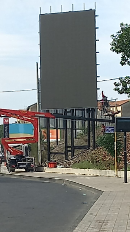 Imponente impianto luminoso davanti alla fermata Nesima a Catania: allarme per la sicurezza 