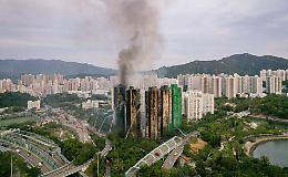 Spento dopo quasi 48 ore il devastante incendio di Hong Kong: sette torri distrutte, 94 morti e sospetto di corruzione nei lavori