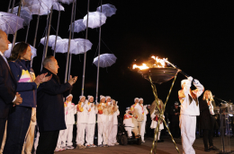 La fiamma di Milano-Cortina verso Roma: un campione di nuoto il primo tedoforo