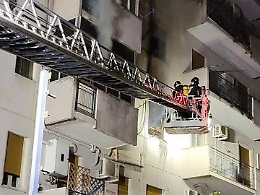 Incendio in via Laurana a Palermo: evacuati residenti e salvati anche gli animali