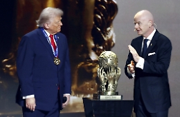 Infantino (e la Fifa) nella bufera dopo il premio a Trump: «Vergogna»