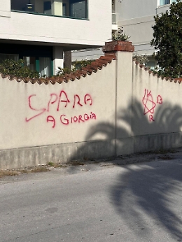 «Spara a Giorgia»: scritta intimidatoria contro premier su lungomare toscano. Il centrodestra insorge