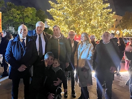 Acceso l'albero di Natale al Politeama: "Programma per le feste ricco di eventi"