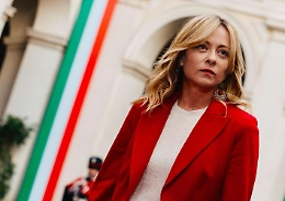 Sì al decreto Milleproroghe: scadenze slittate, scudo penale per i medici e bonus giovani. C'è pure il commissariamento anti-baraccopoli a Messina