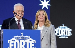 Ad Atreju, Meloni porta sul palco Abu Mazen: l’Italia si accredita come ponte nel Mediterraneo