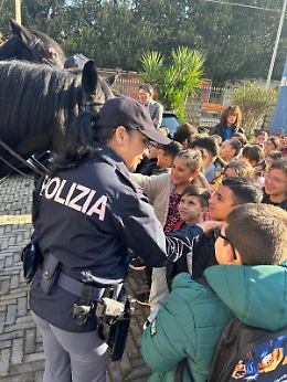 I bimbi dello Zen fanno festa con gli agenti tra tombola ed esibizioni a cavallo