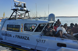 Lo sbarco dei migranti non si ferma, in 46 al porto di Pozzallo
