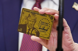 Trump si accorda con nove aziende per farmaci a prezzi pi&ugrave; bassi. E mostra la "gold card", il visto per super ricchi