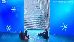 Ricchi e Poveri, l'entrata in scena a "Domenica in" con una rovinosa caduta: il video fa il giro del web