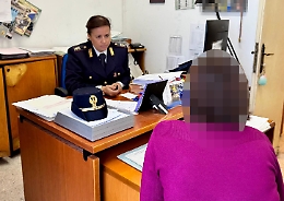 Insegue e minaccia la ex mentre lei va dal parrucchiere: arrestato un 45enne