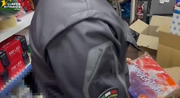 Circa 200 kg di fuochi d'artificio illegali trovati in due negozi del Catanese: sequestrati