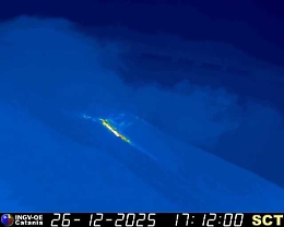 Si sveglia anche lo Stromboli: trabocco lavico e colata sulla Sciara del Fuoco (e con l'Etna non c'&egrave; alcun collegamento)