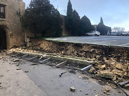 Cede il muretto del cimitero di Enna in piazzale Di Dio: e i tempi per il ripristino si allungano