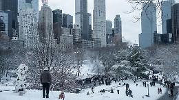 Tempesta di neve paralizza New York, oltre 9.000 voli cancellati o in ritardo