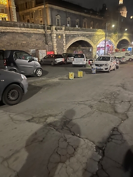 Via Scuto invasa: la pescheria di Catania tra degrado e parcheggiatori abusivi