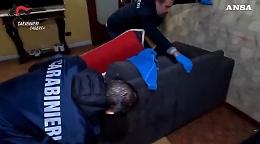 Il blitz dei carabinieri a casa del camorrista che estorceva i Rolex al gioielliere nel Casertano