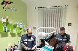 Pazienti nel soggiorno di casa e strumenti non sterilizzati: scoperto studio dentistico abusivo nel Palermitano