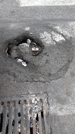 Catania: segnalazione di grave dissesto del manto stradale in via Empedocle