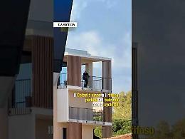 Il Catania vince e il tifoso pedala sul balcone con la cyclette