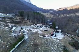 Rigopiano, nove anni dopo: fiaccole, 29 rose bianche e il processo che potrebbe riaprire le ferite