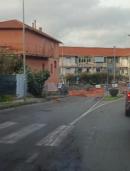 Cantieri infiniti e vigili assenti: Gravina di Catania tra buche e traffico nel caos