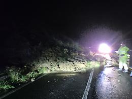 Maltempo, pendolari in trappola nell'hinterland etneo: fra alberi caduti, buche, frane e l'appello per regole chiare