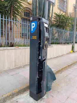 Parcometri sventrati per pochi spiccioli: danni da migliaia di euro in pieno centro