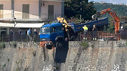 Paura a Stazzo: camion resta in bilico su piazza Mantova, intervengono i vigili del Fuoco
