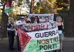 Versi e striscioni al Teatro Greco: 3.000 poesie per la Palestina durante I Persiani